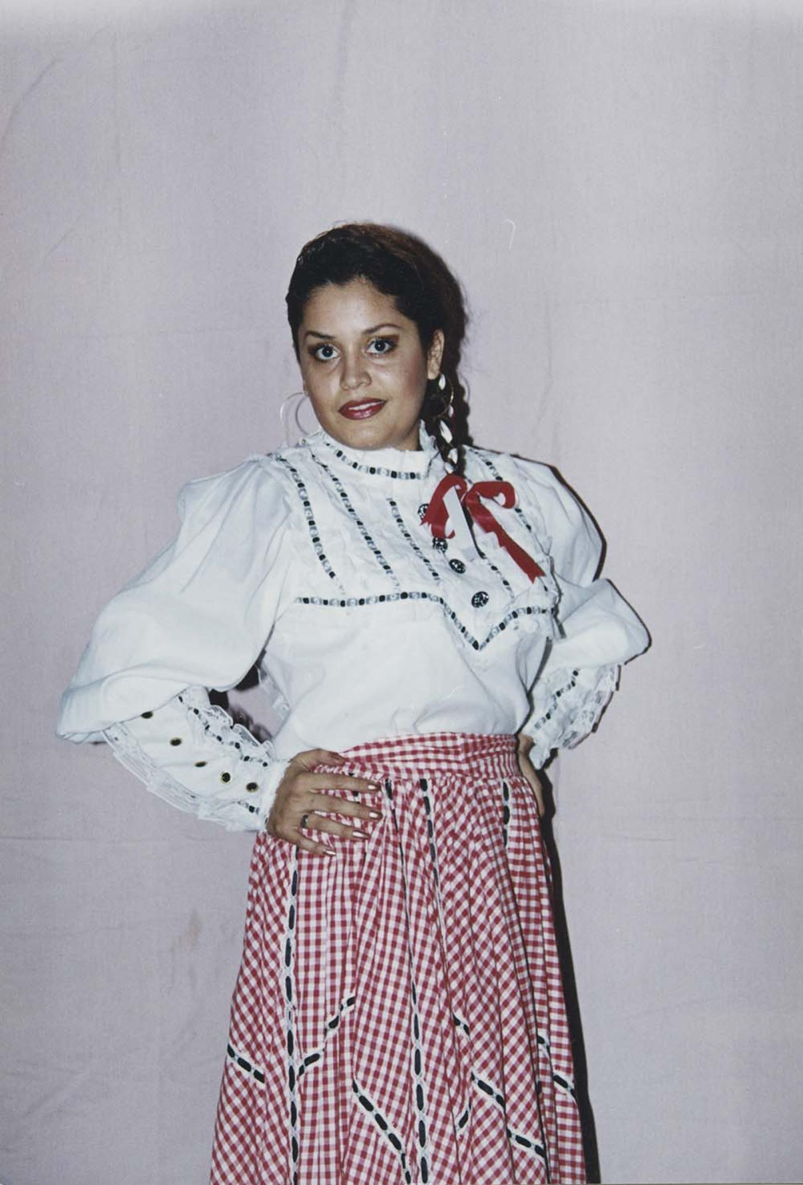 Mujer que viste traje típico mexicano.