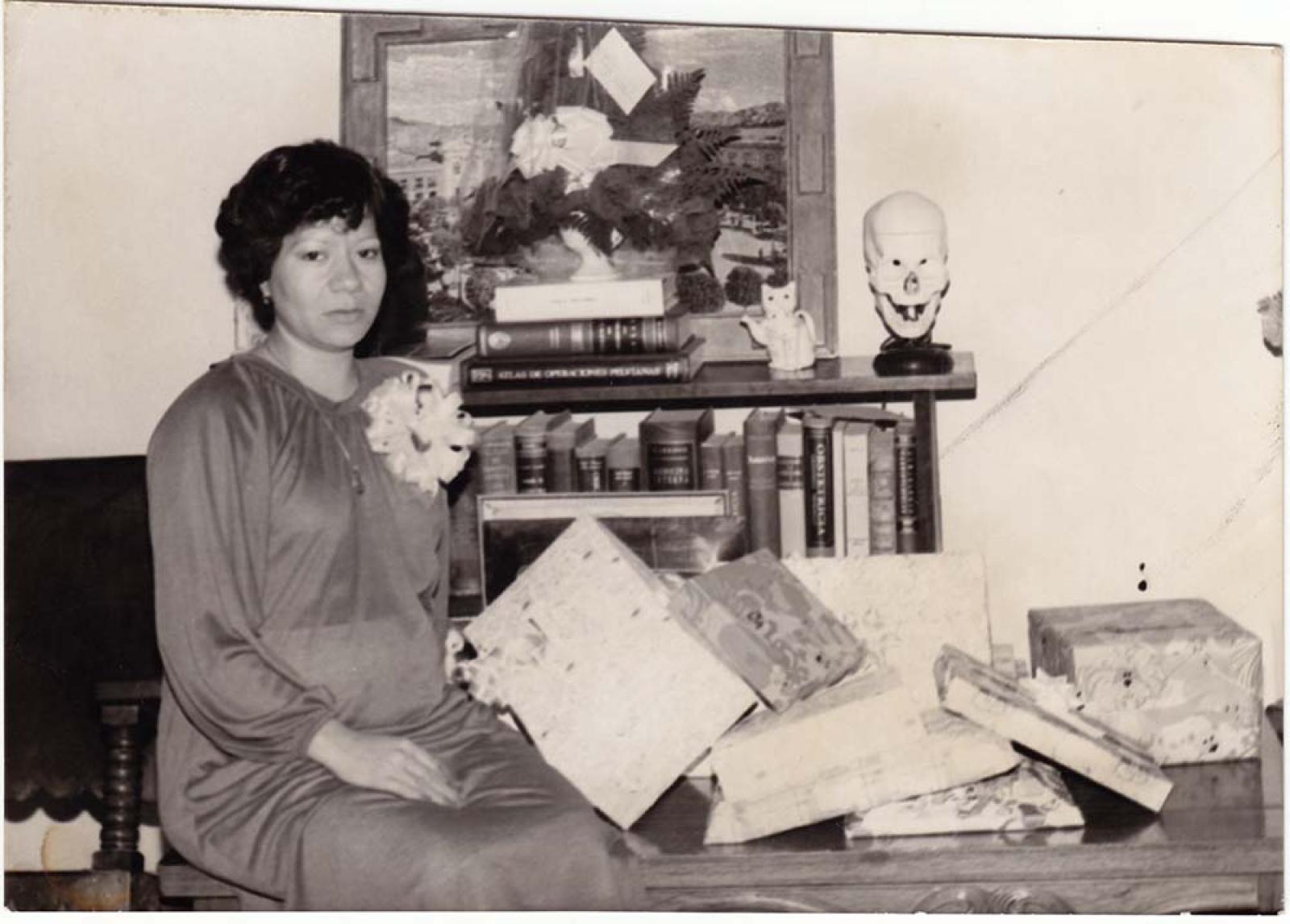 Mujer sentada junto a regalos
