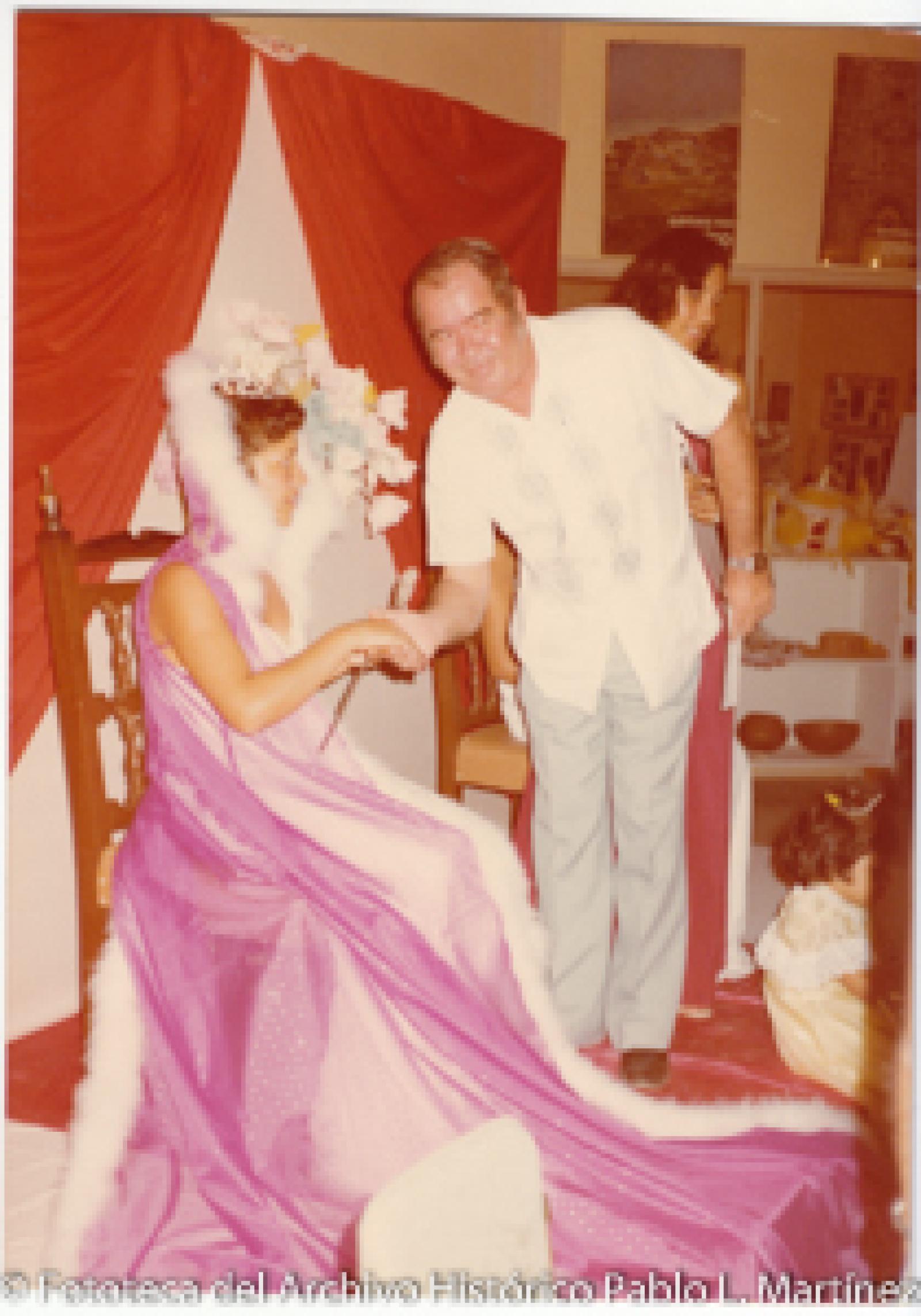 Mujer viste traje de reina.