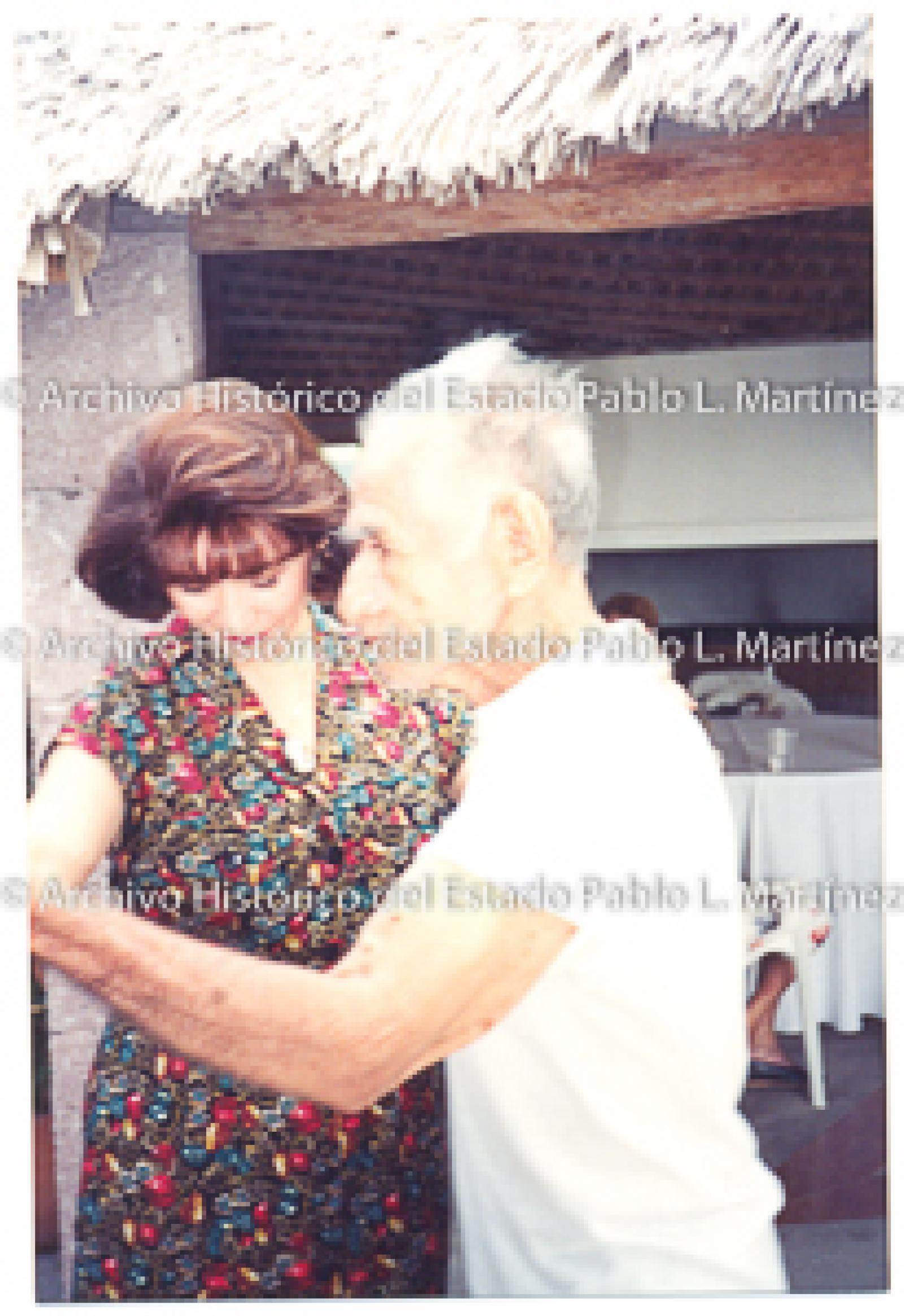 Mujer y anciano bailan.