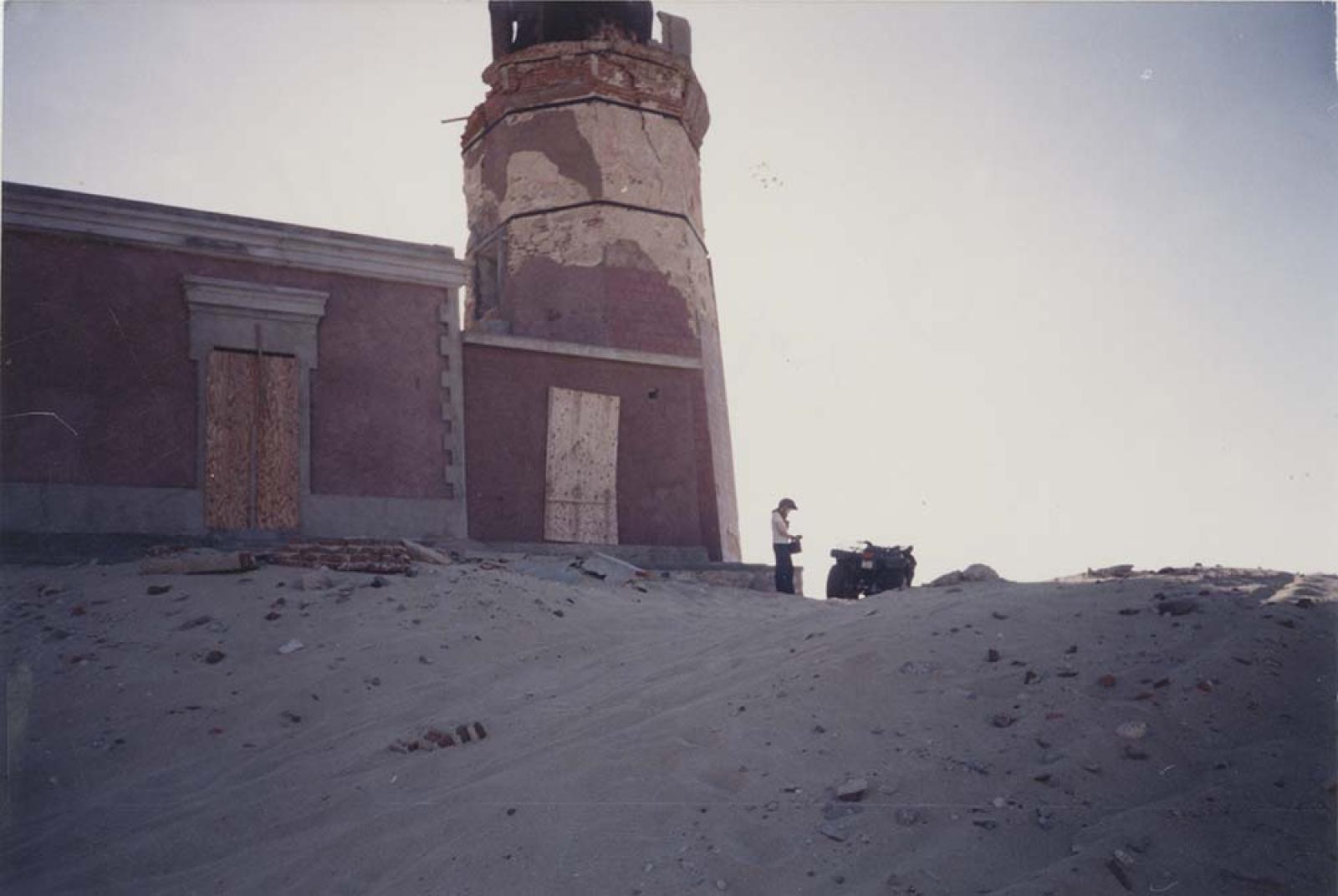 Mujer y cuatrimoto, en el Faro Viejo de Cabo Falso.