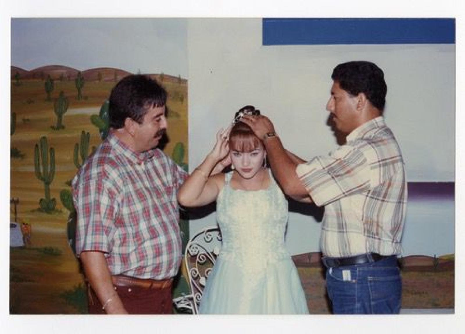 Mujer y hombre en evento de coronación, retrato.
