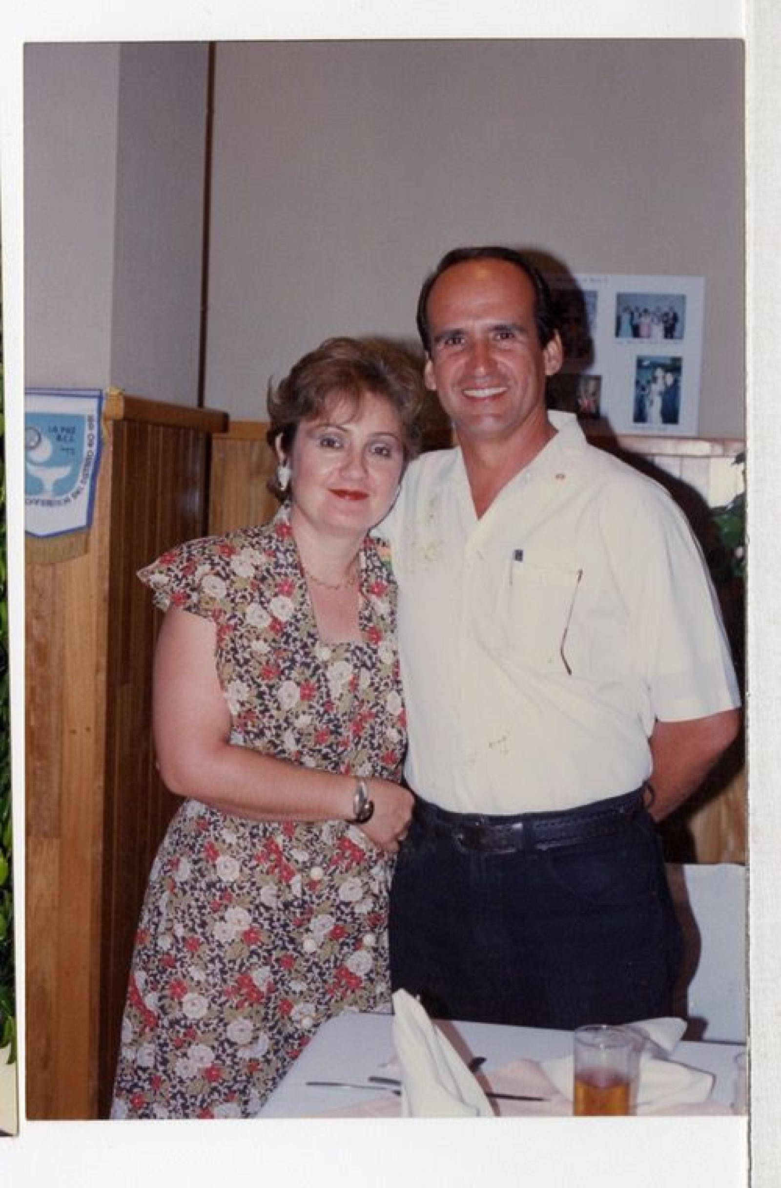 Mujer y hombre en restaurante, retrato.