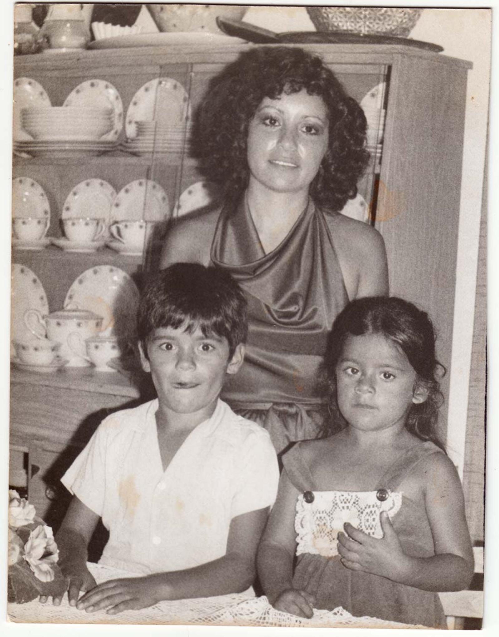 Mujer y niños, retrato.