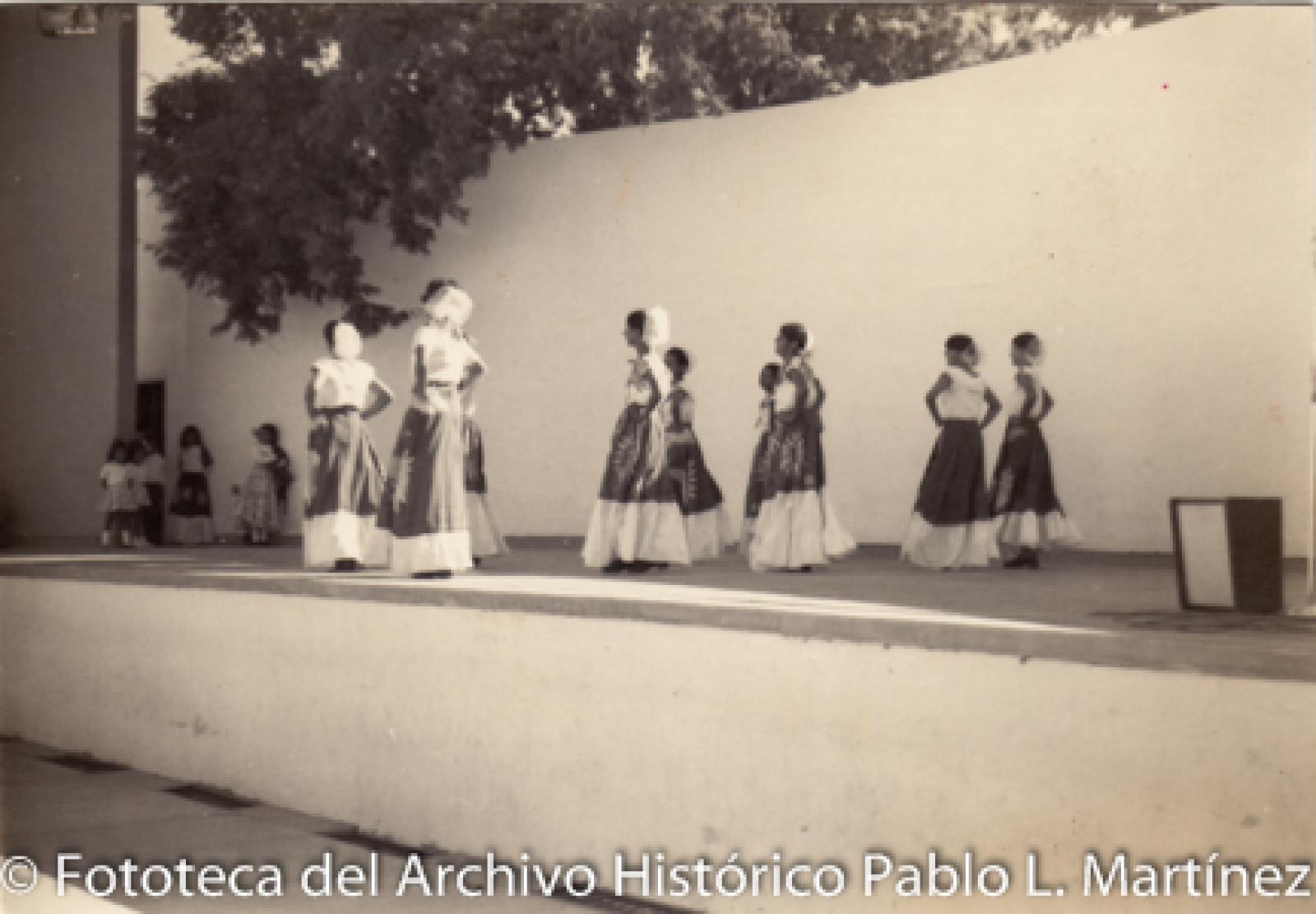 Mujeres con trajes típicos en explanada