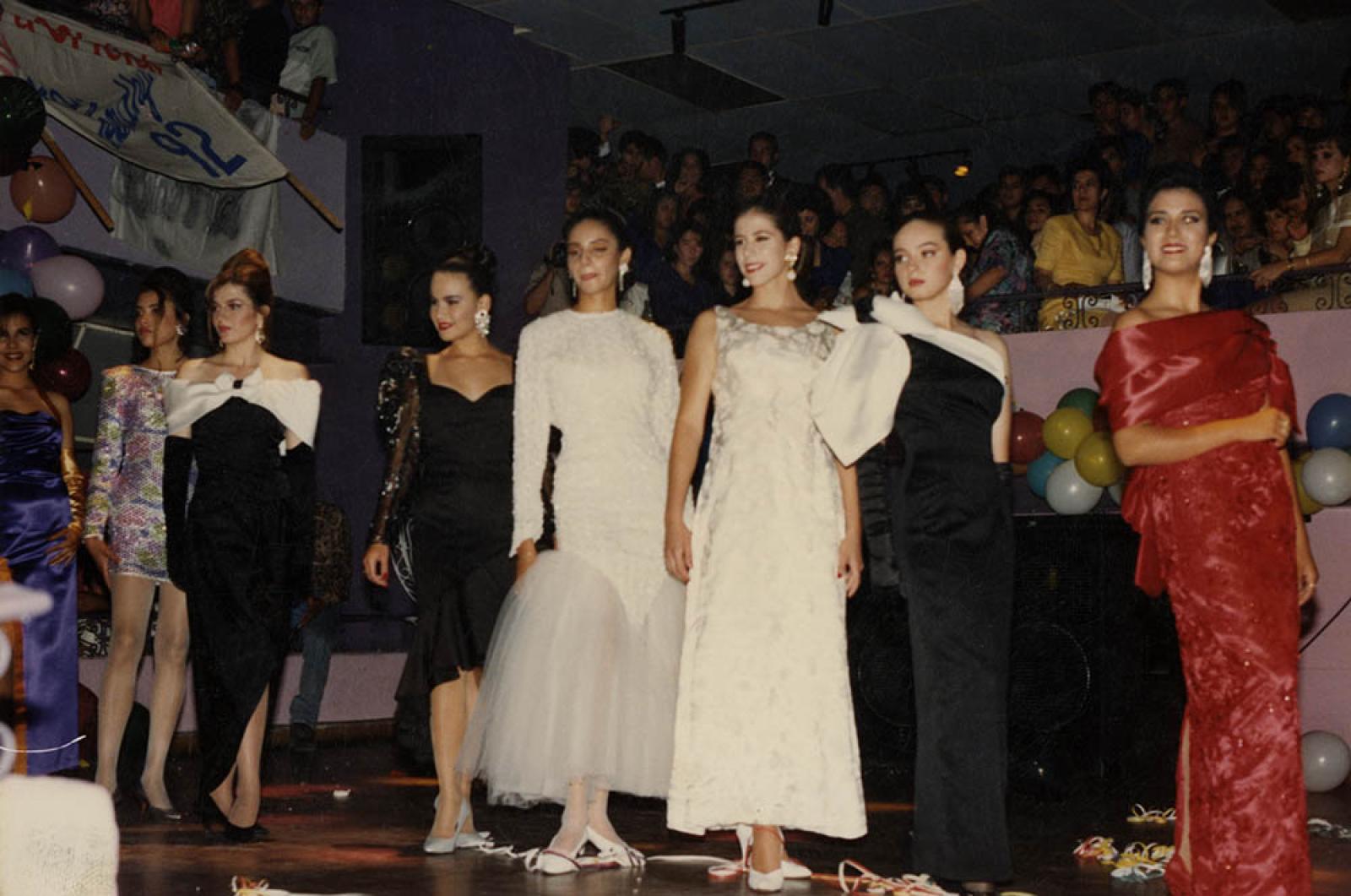 Mujeres con vestidos de gala, retrato.