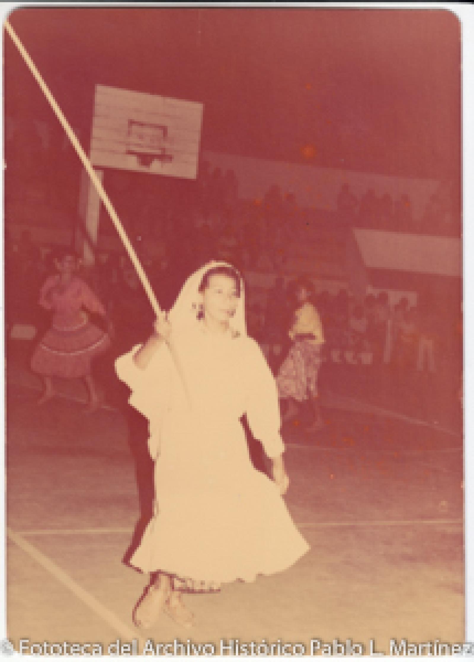 Mujeres con vestuario folklórico.