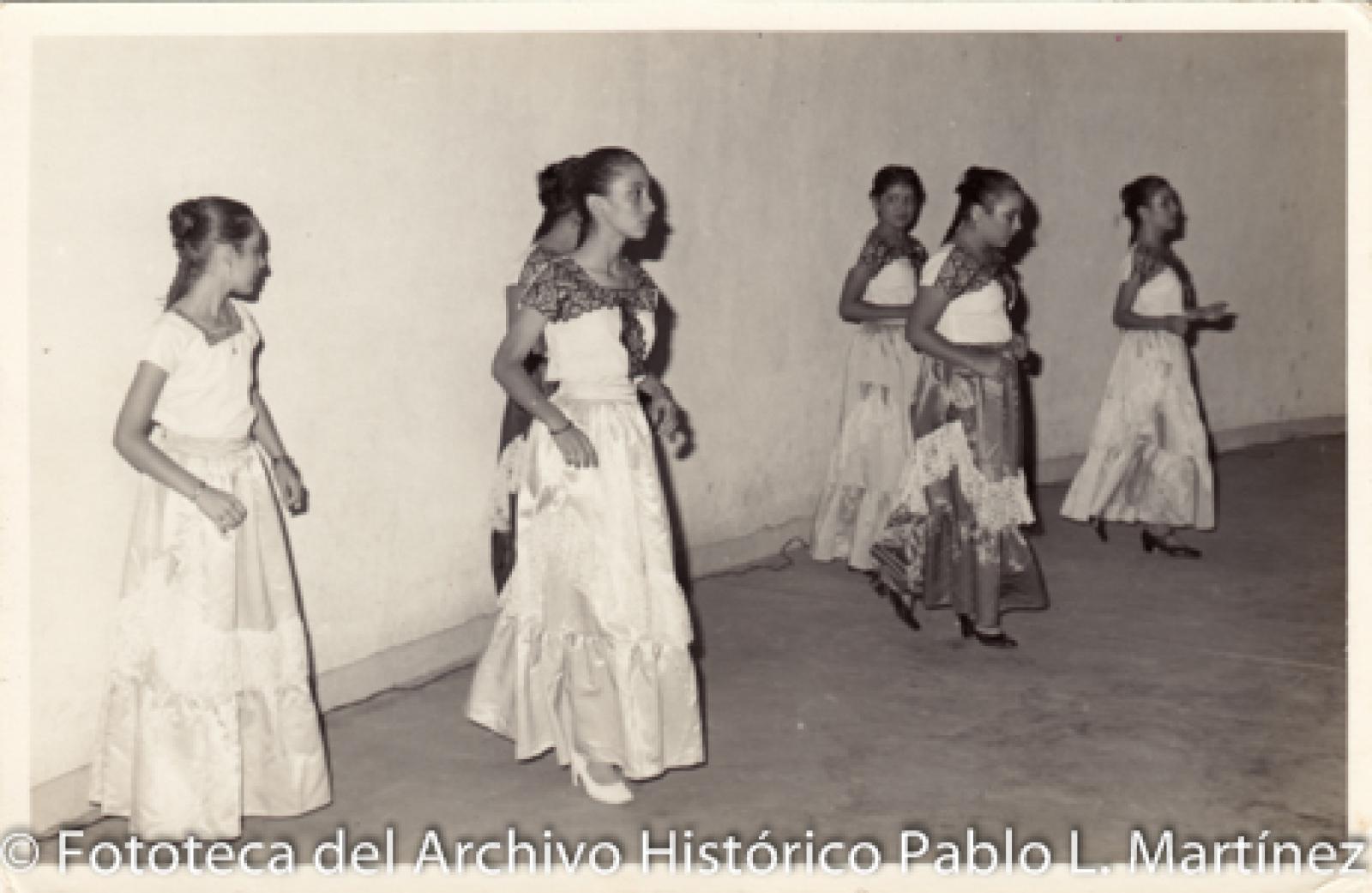 Mujeres en baile folklórico.