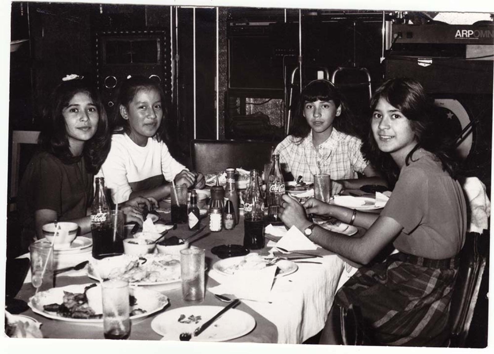 Mujeres en banquete.