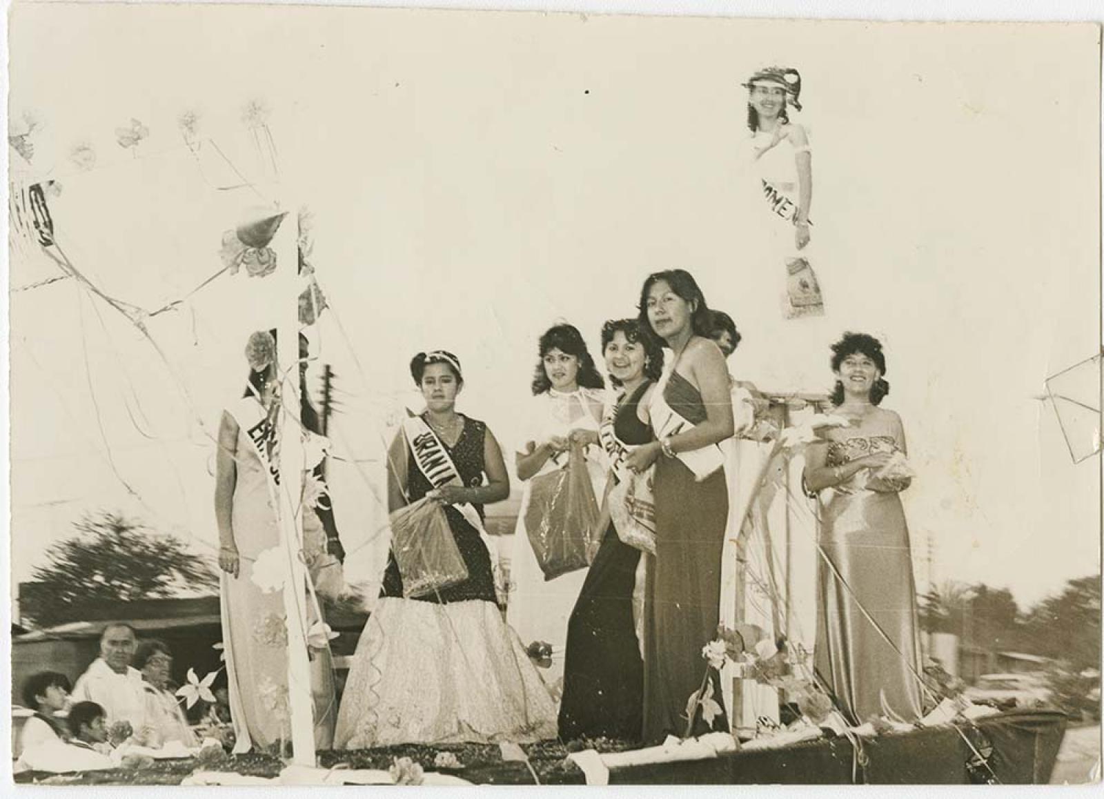 Mujeres en carro alegórico.