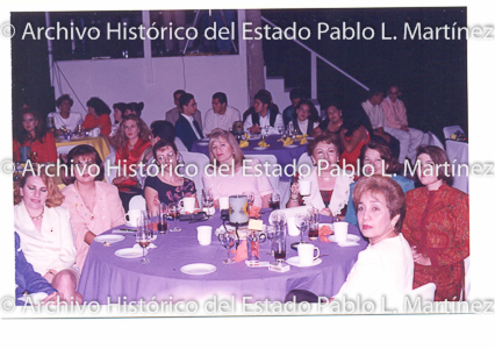 Mujeres en cena.