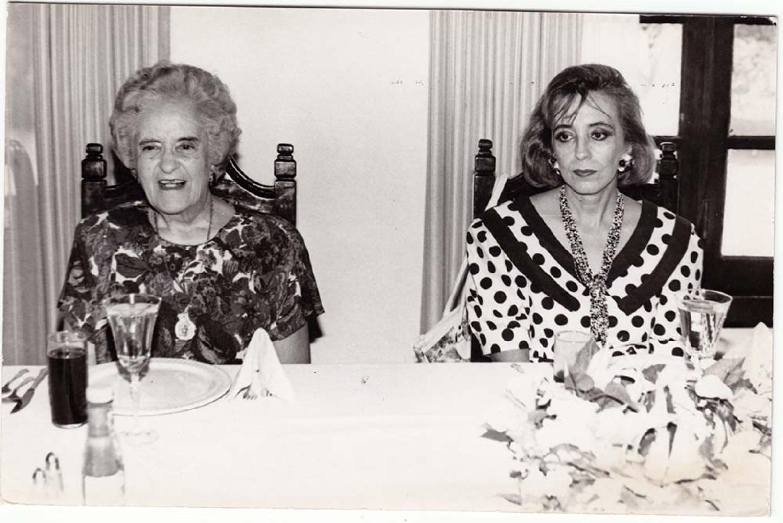 Mujeres en comedor.