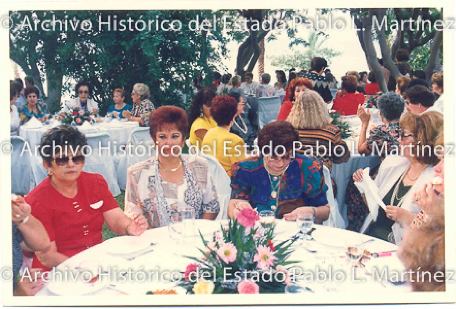 Mujeres en comida.