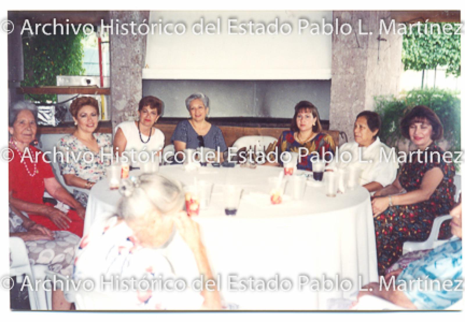 Mujeres en desayuno, retrato.