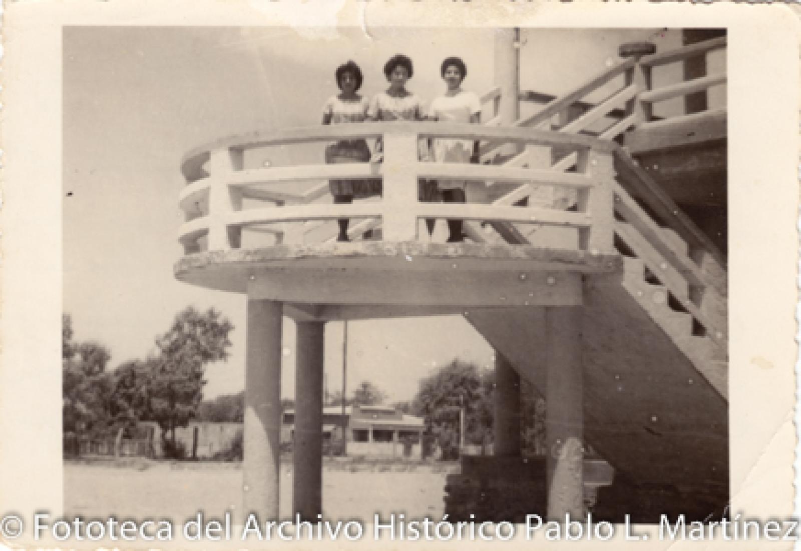 Mujeres en escaleras, retrato