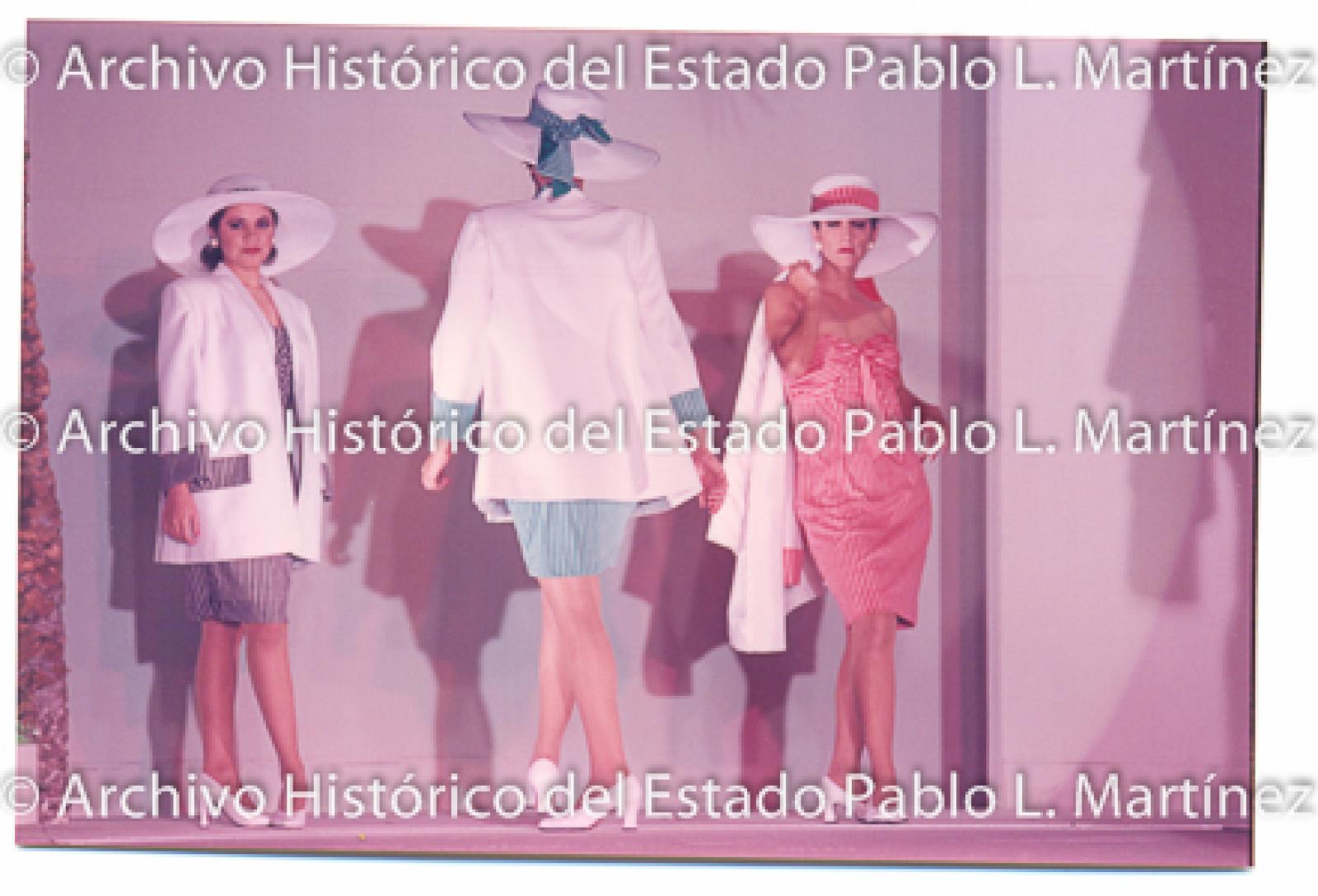 Mujeres en evento de modas, retrato.