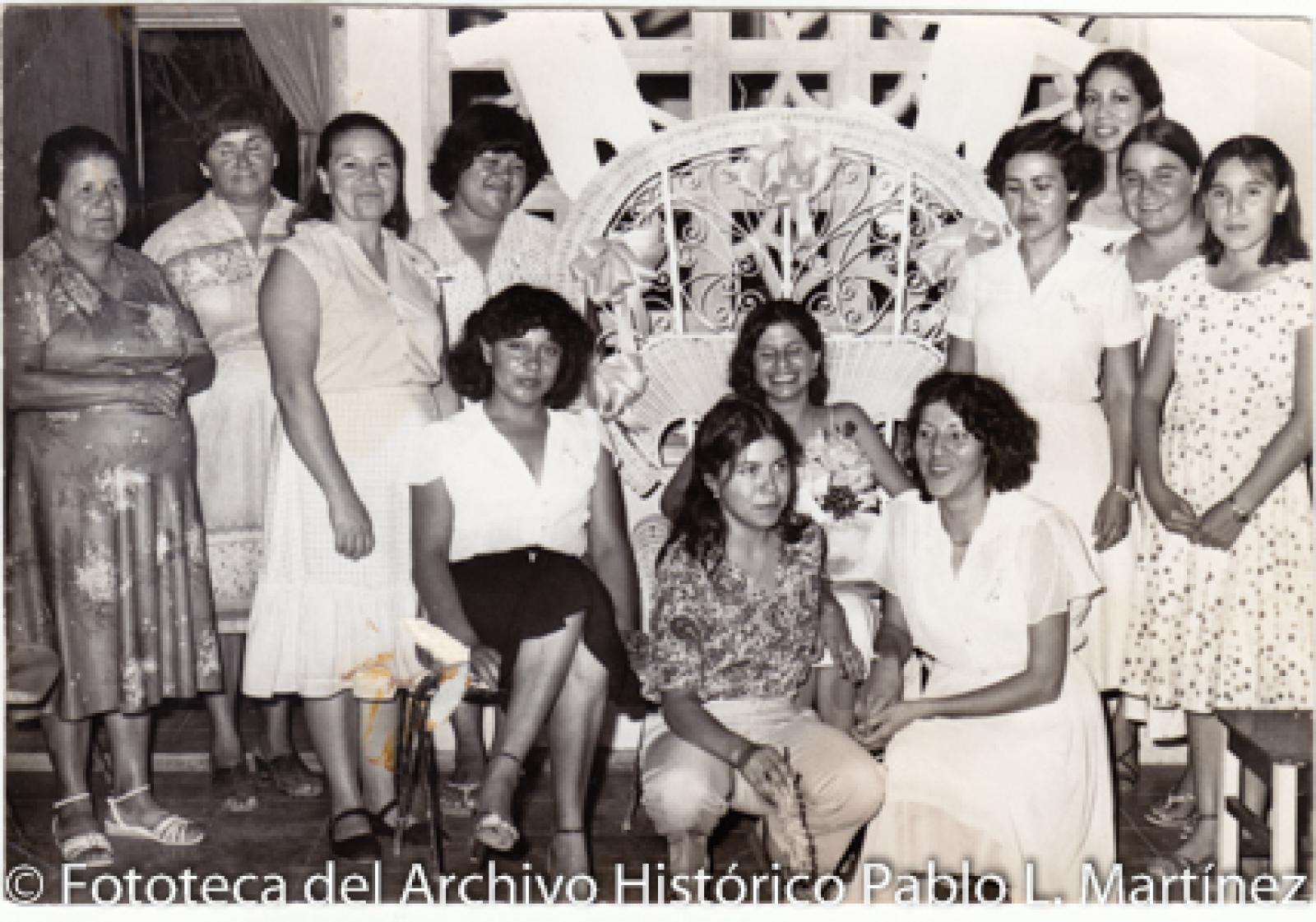 Mujeres en evento social.