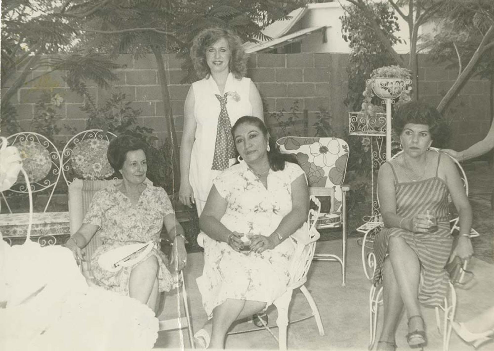 Mujeres en evento social.