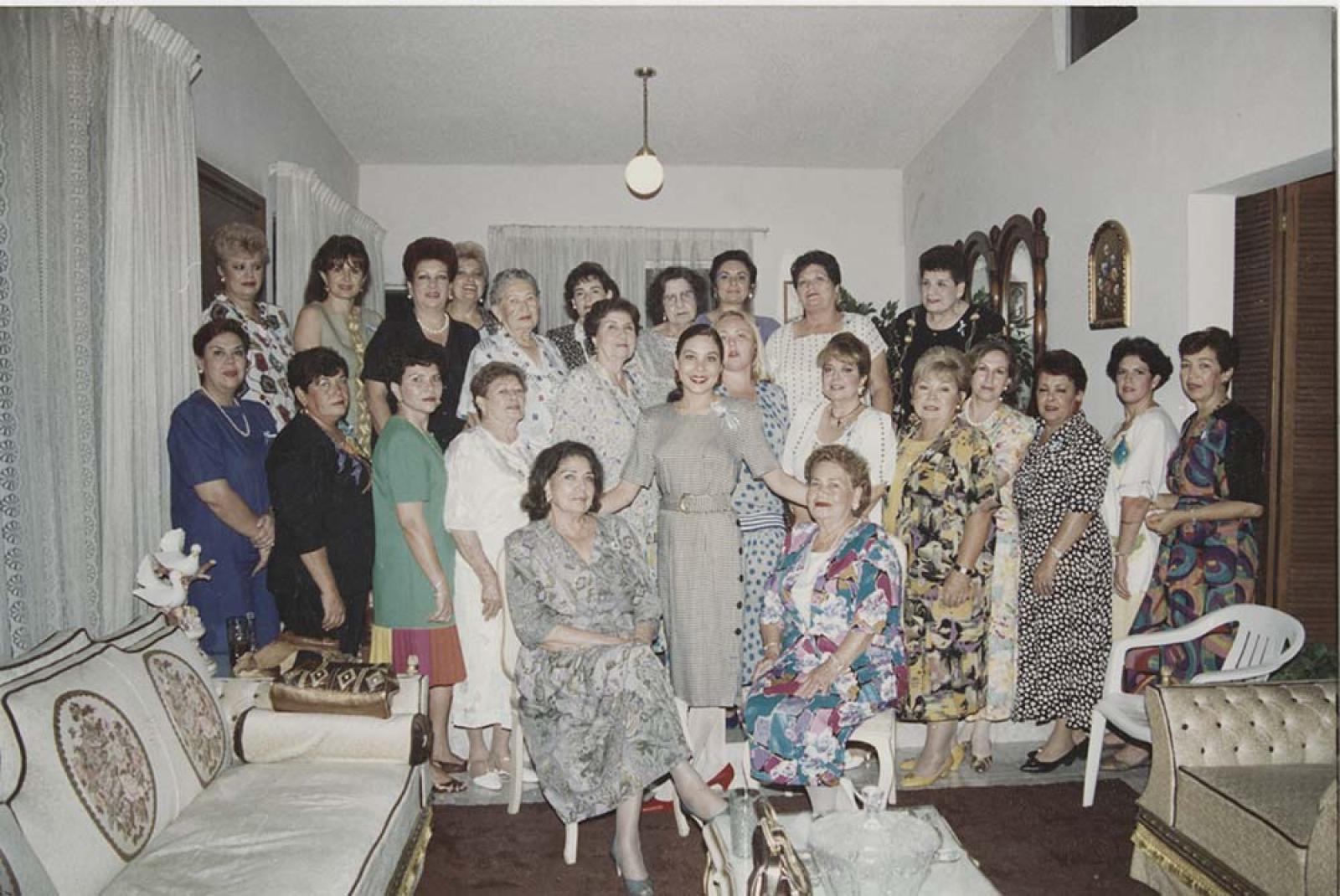 Mujeres en evento social.