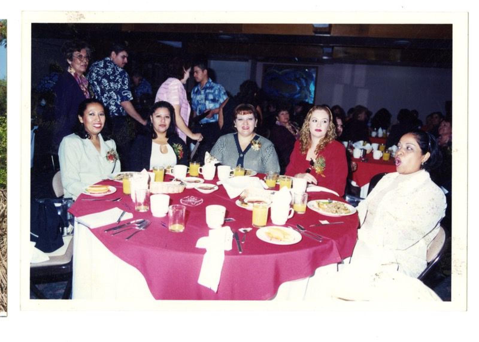 Mujeres en evento social.