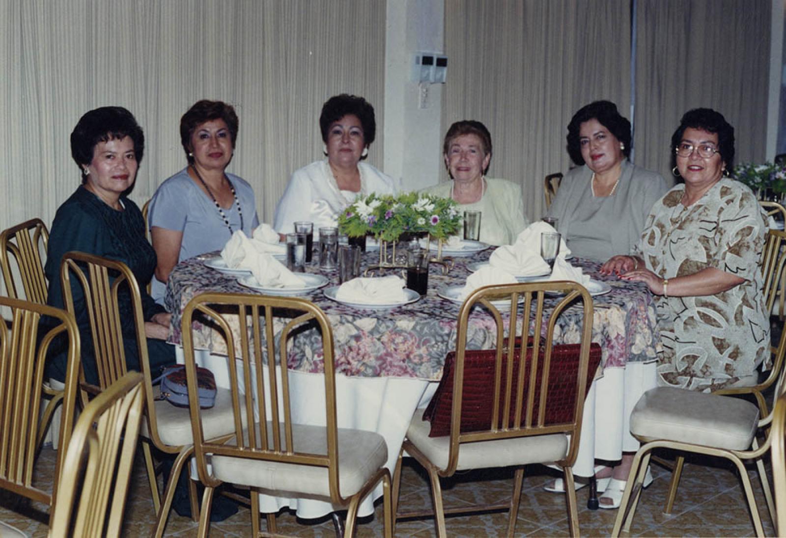 Mujeres en evento social, retrato.