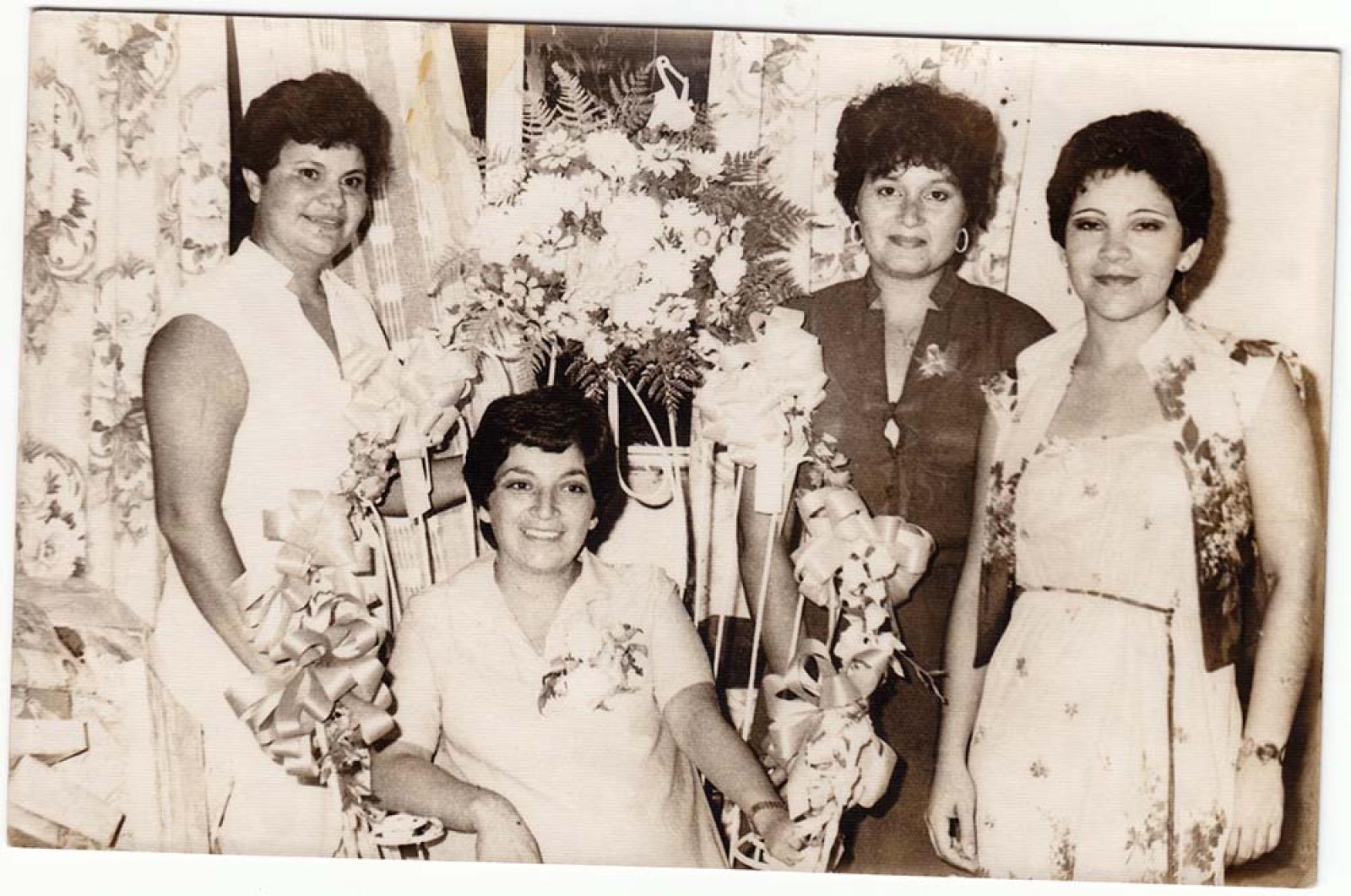 Mujeres en evento social.