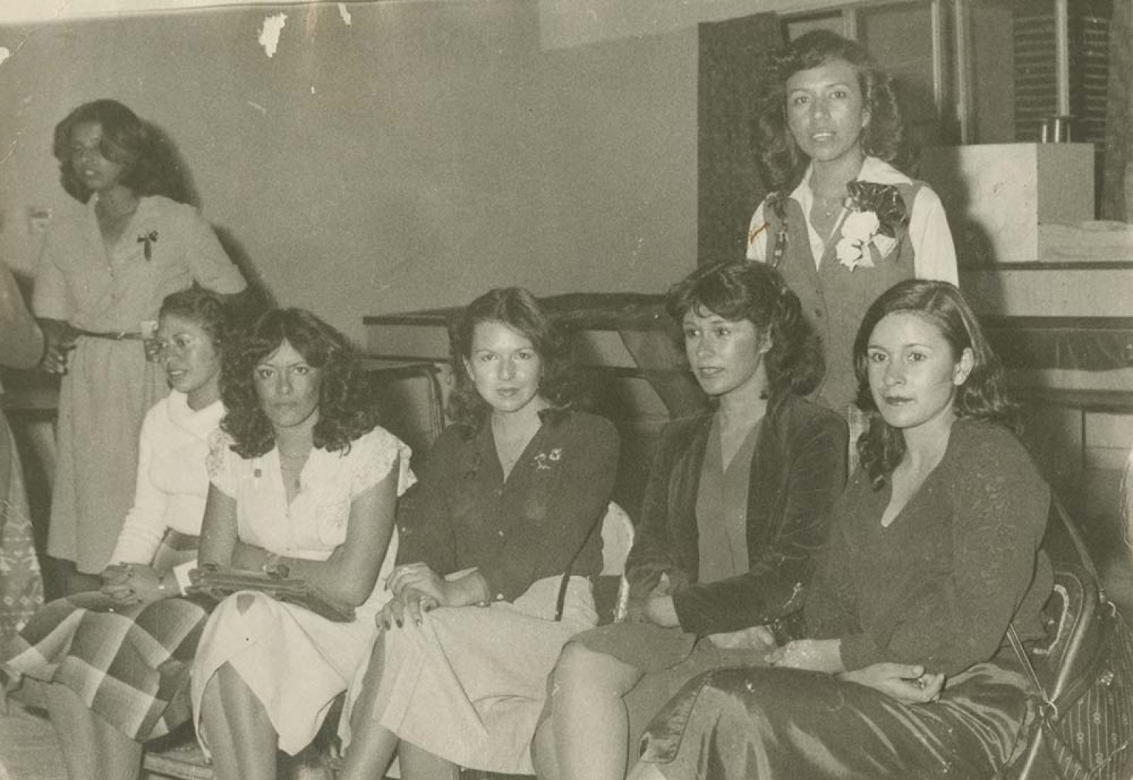 Mujeres en evento.