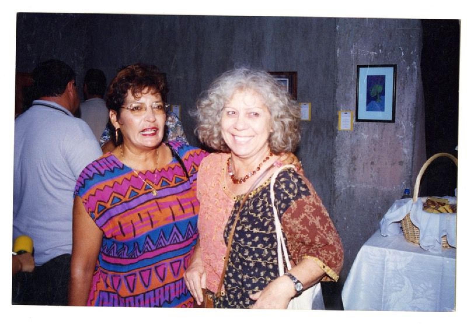 Mujeres en exposición artística.