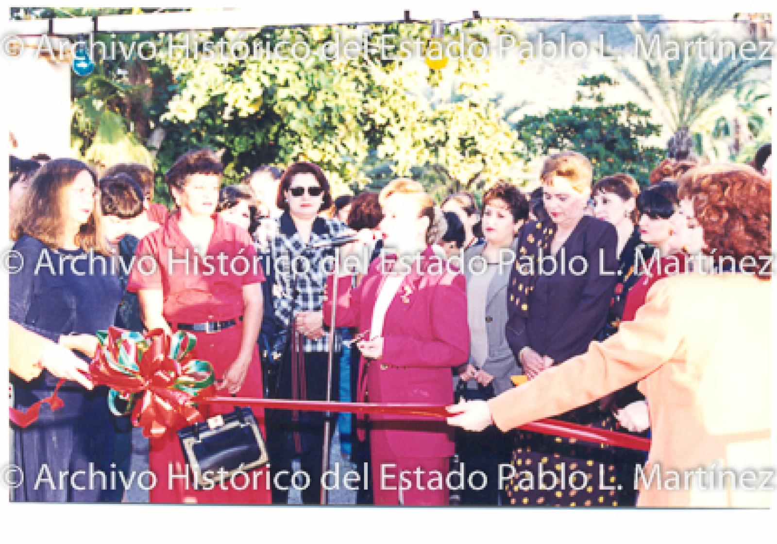Mujeres en inauguración de evento.