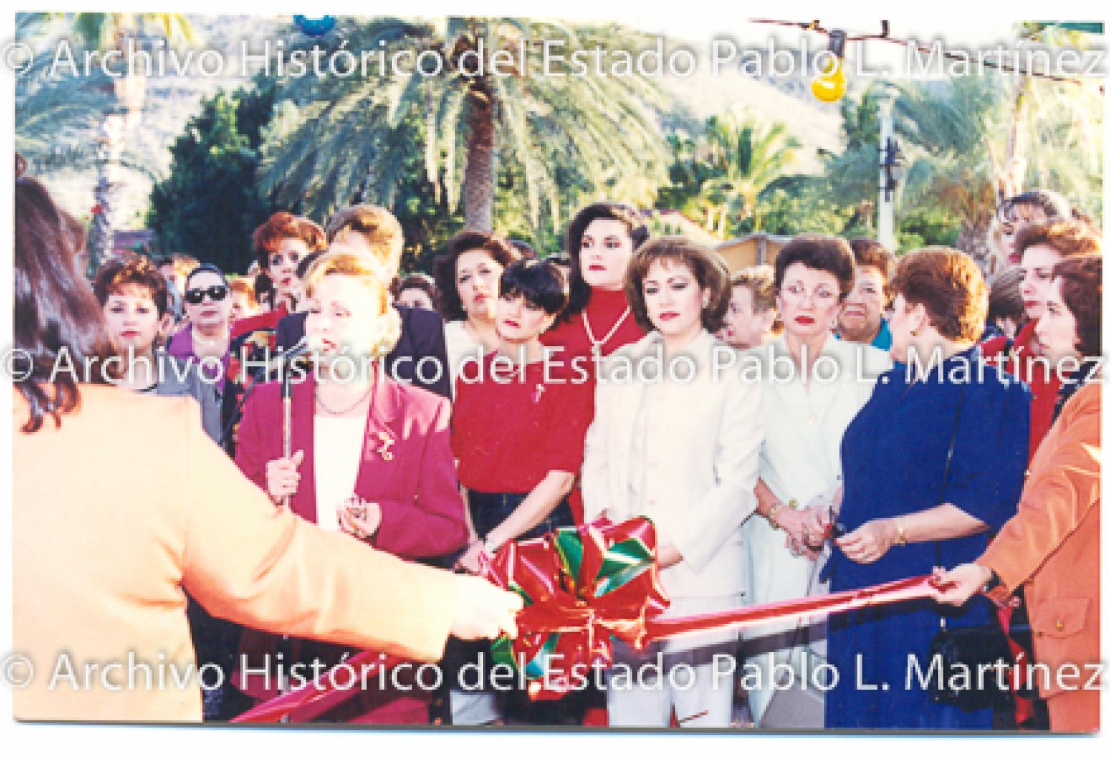 Mujeres en inauguración de evento.
