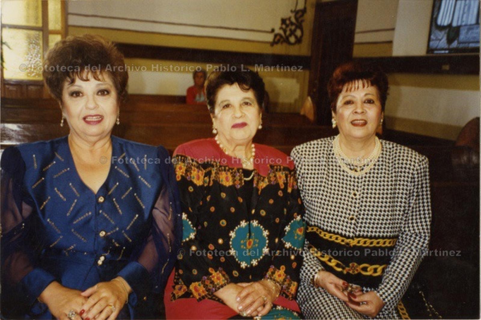 Mujeres en interior de iglesia.