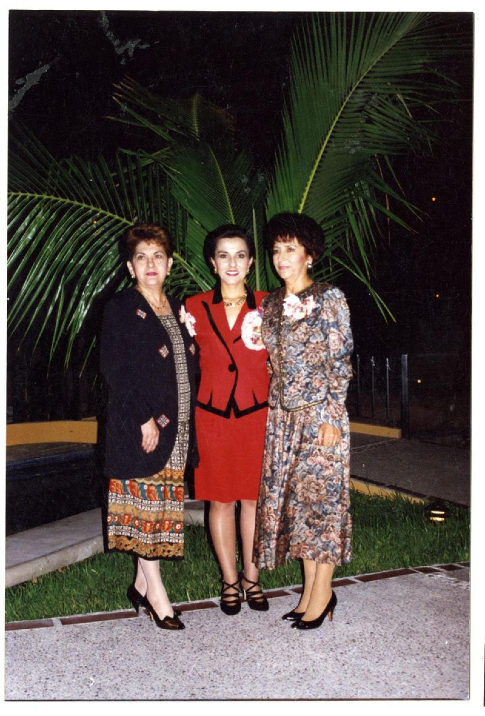 Mujeres en jardín, retrato.