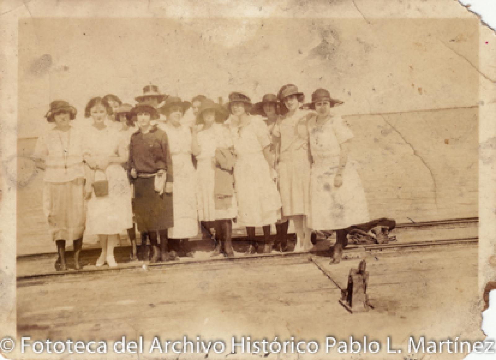 Mujeres en muelle.