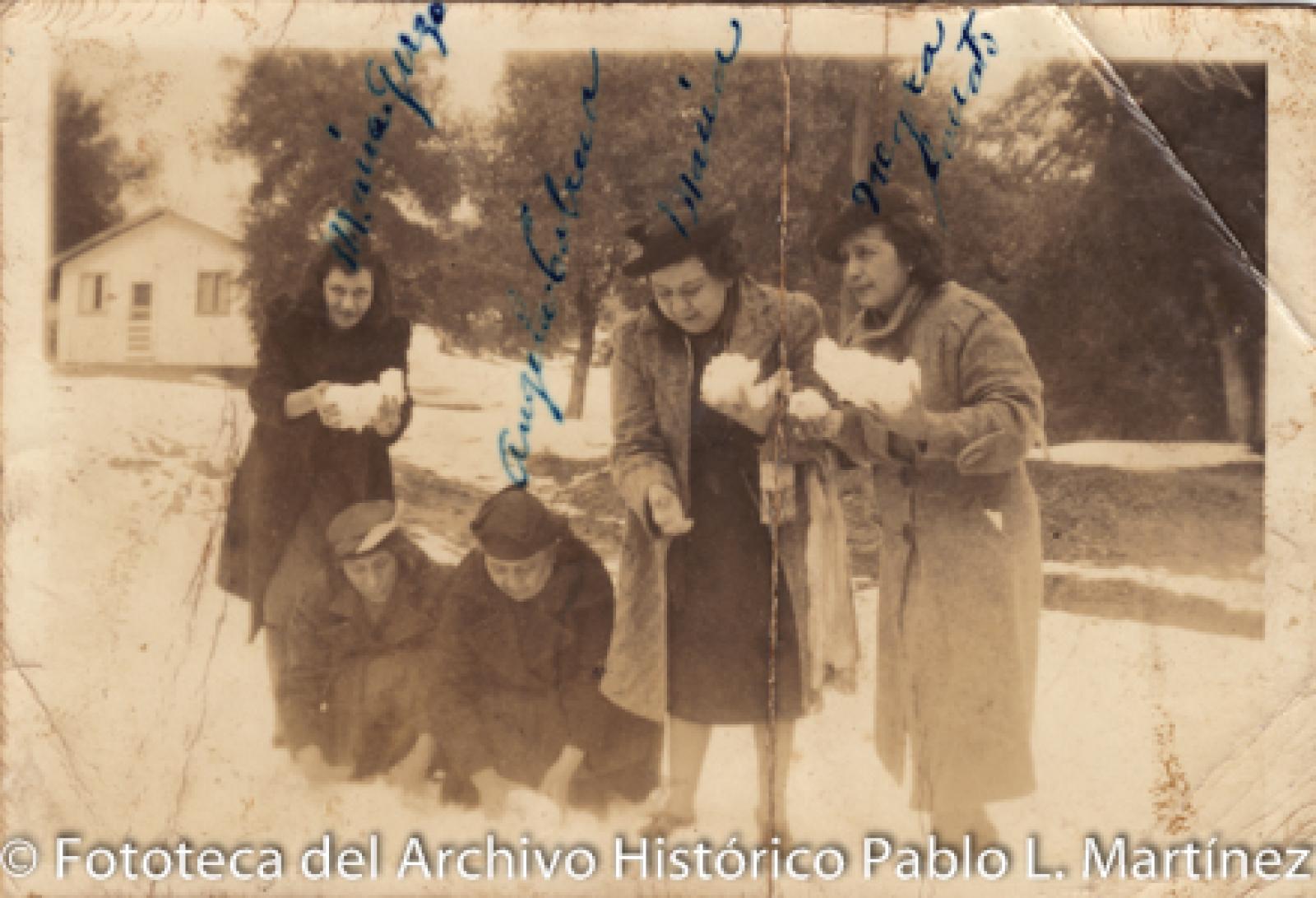 Mujeres en paisaje nevado.