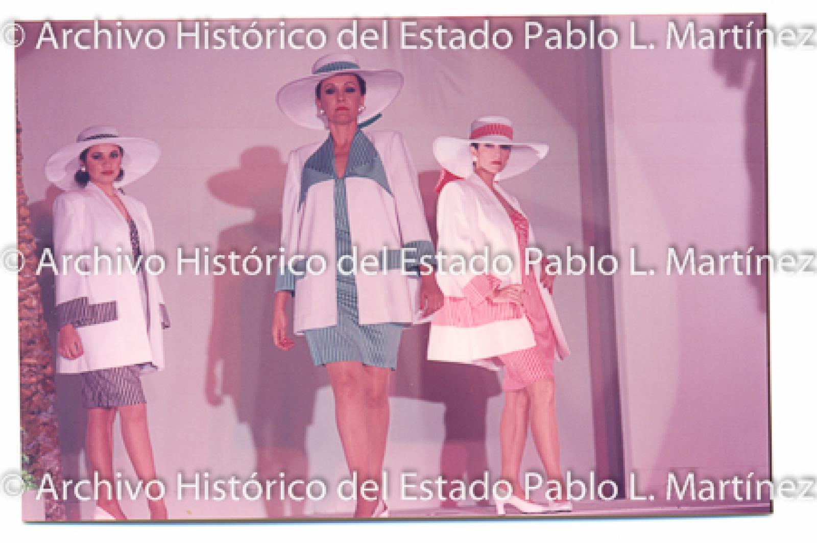 Mujeres en pasarela de modas.