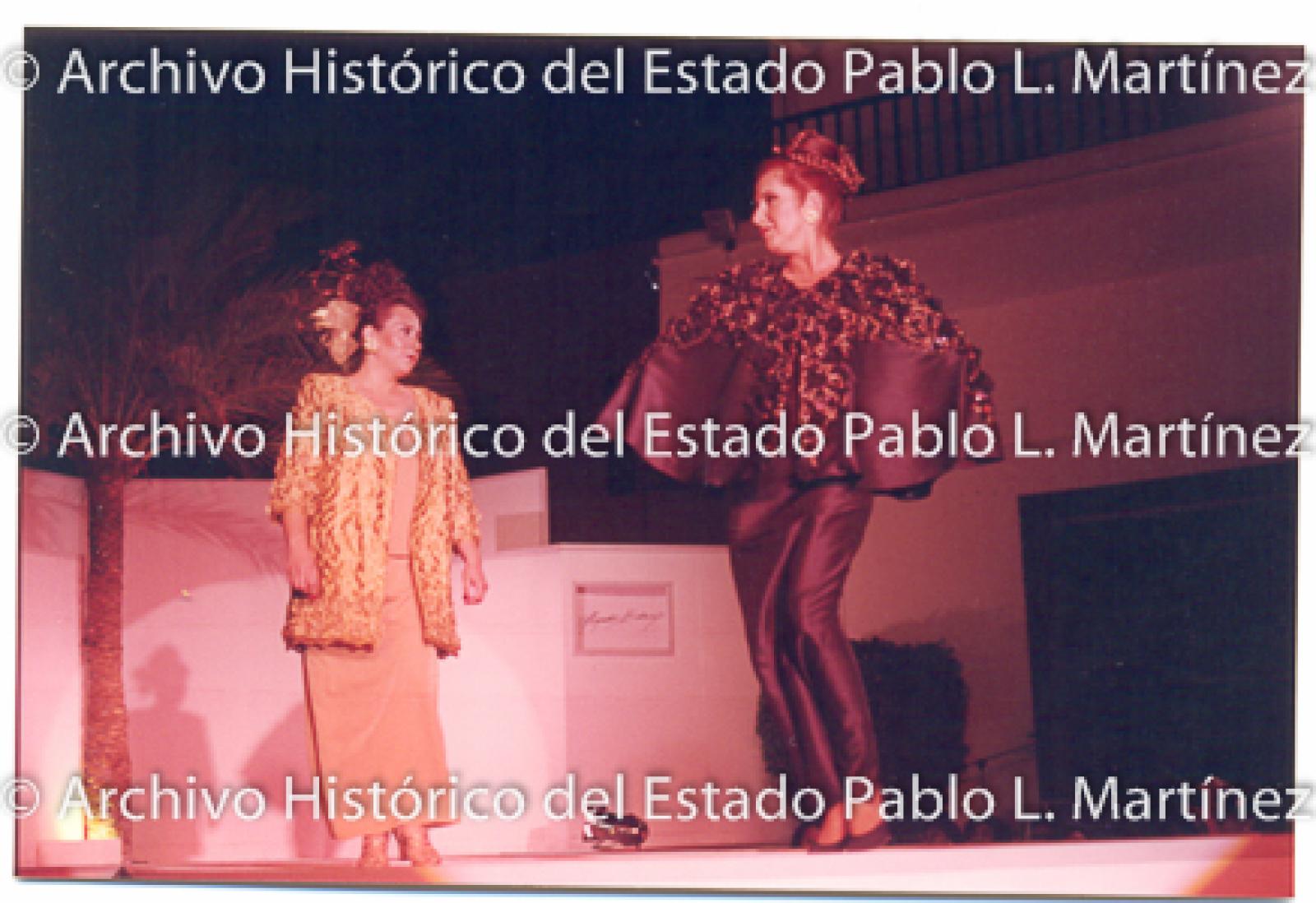 Mujeres en pasarela.