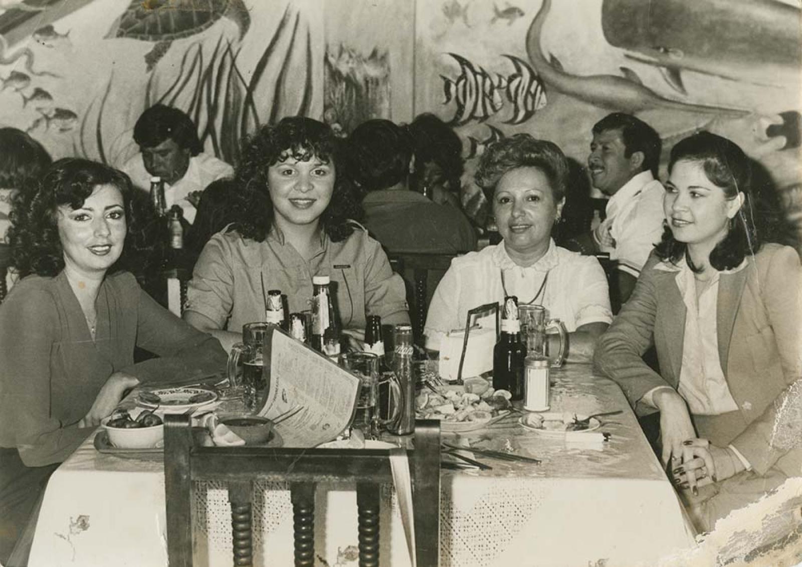 Mujeres en restaurante.