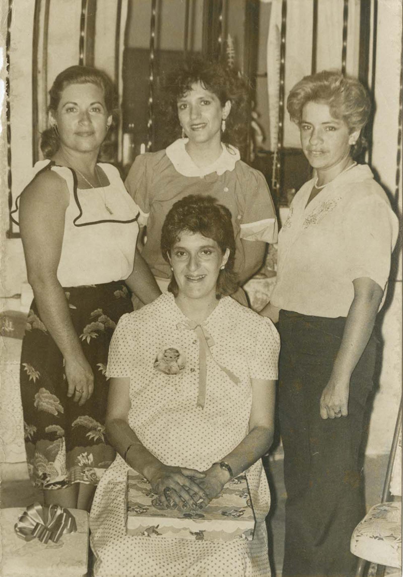 Mujeres festejan a futura madre.
