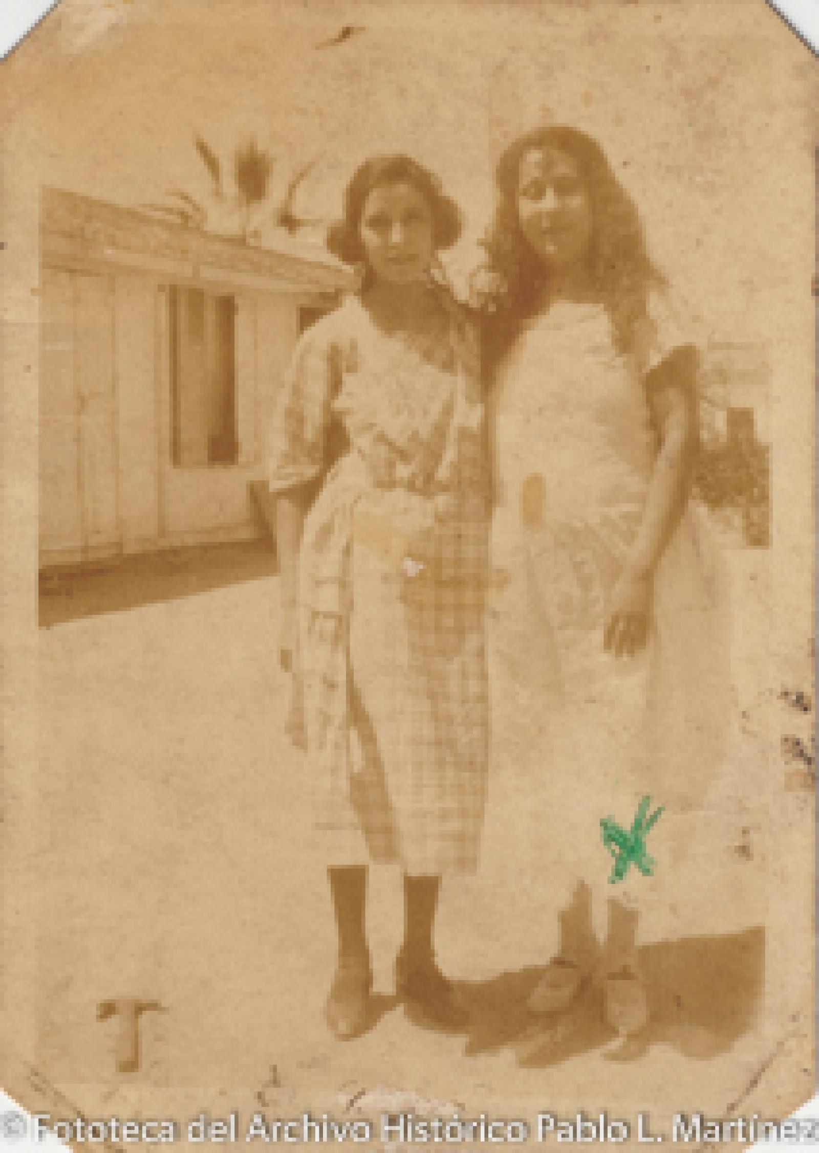 Mujeres frente a casa.
