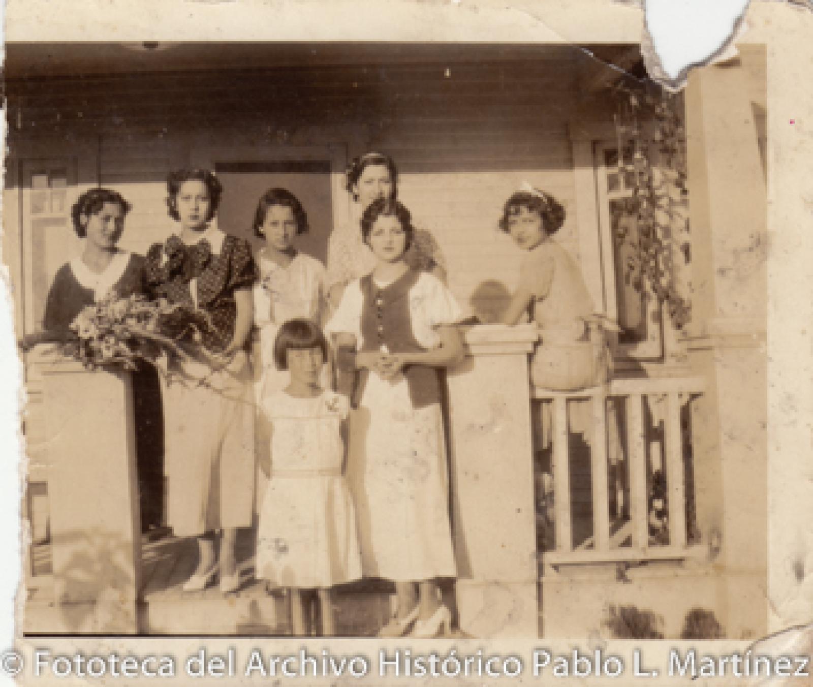 Mujeres frente a casa.