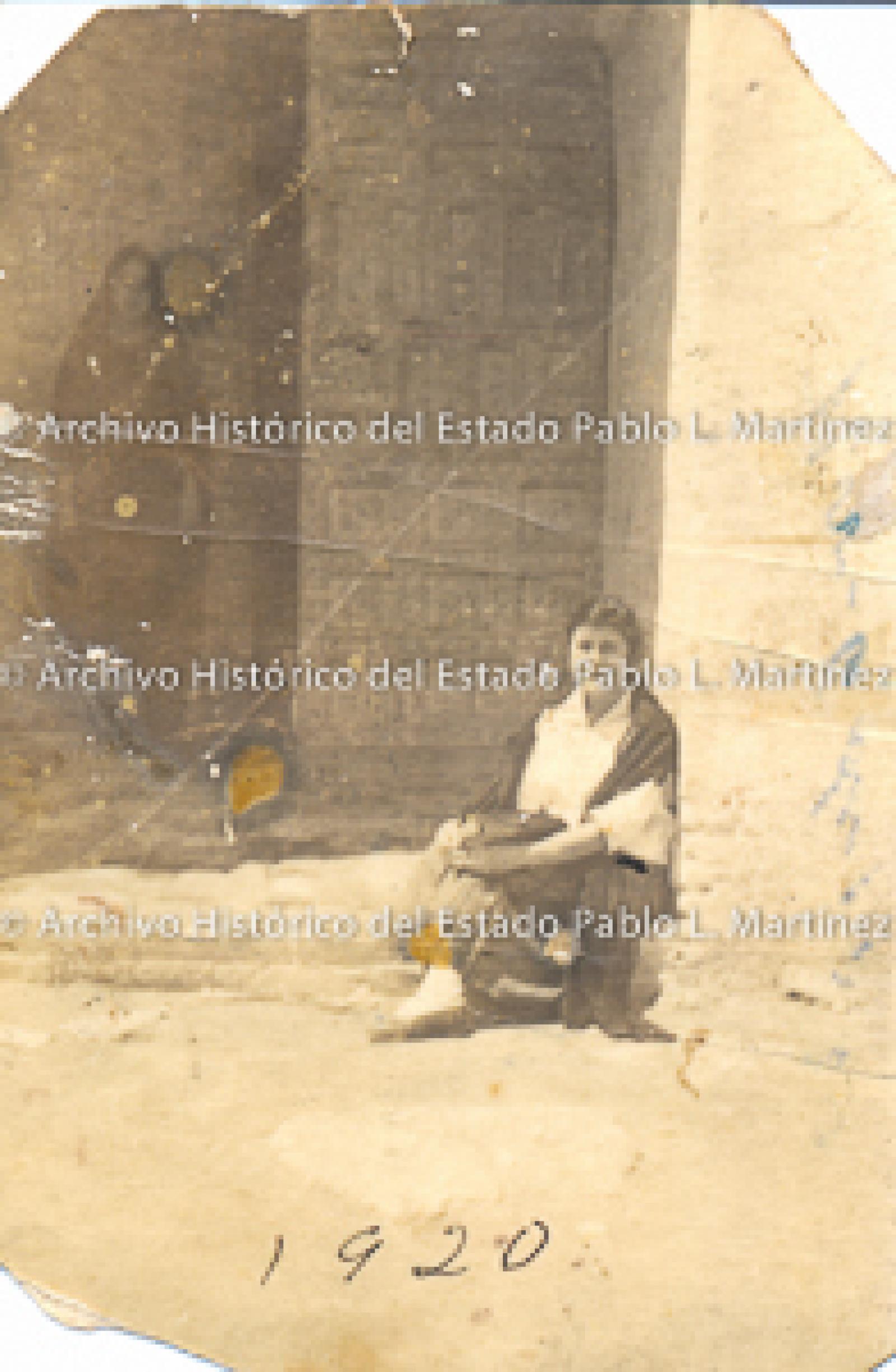 Mujeres frente a puerta de Madera.