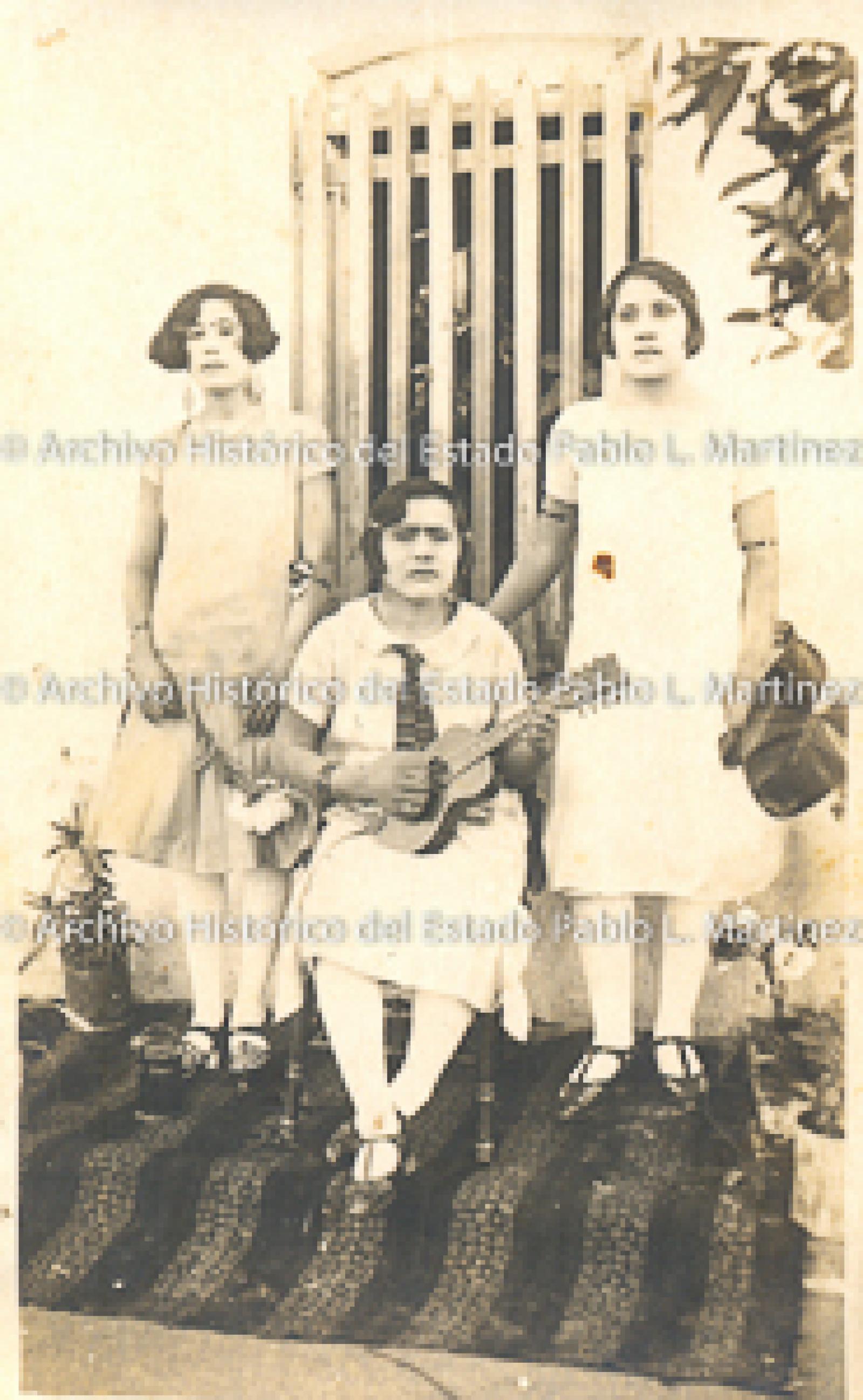 Mujeres frente a ventana.
