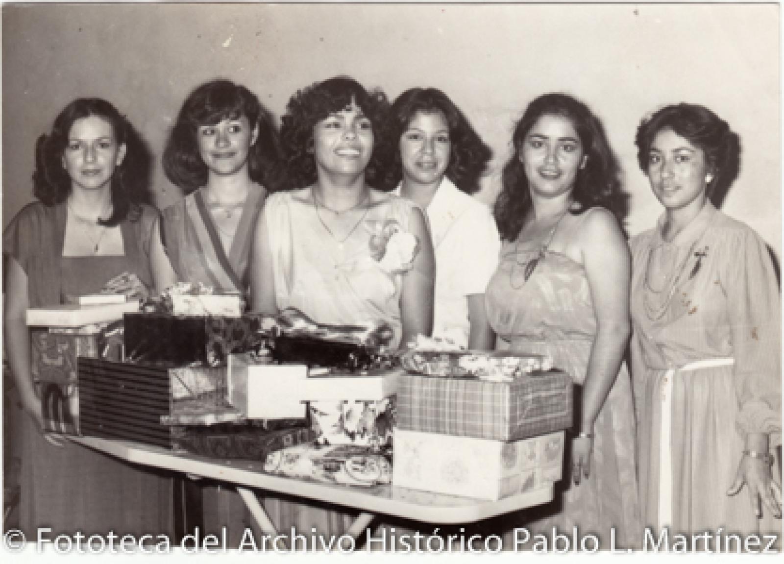 Mujeres, junto a regalos.