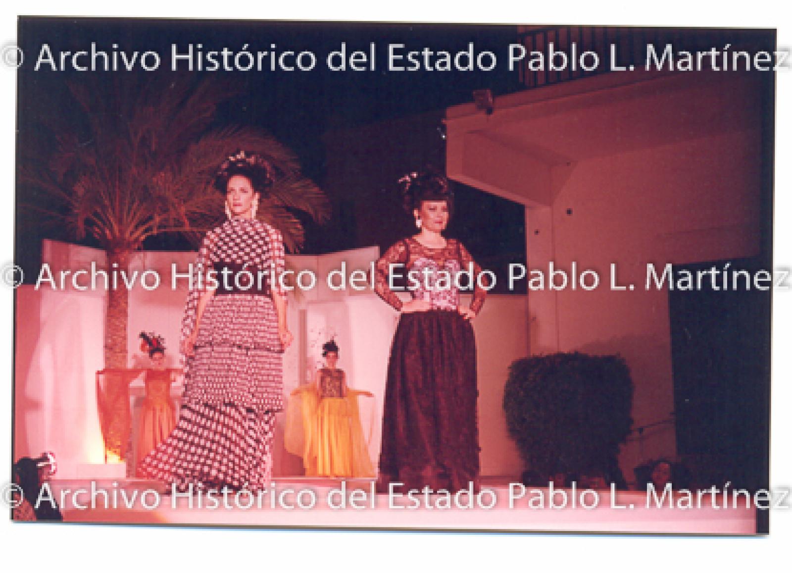 Mujeres lucen vestidos.