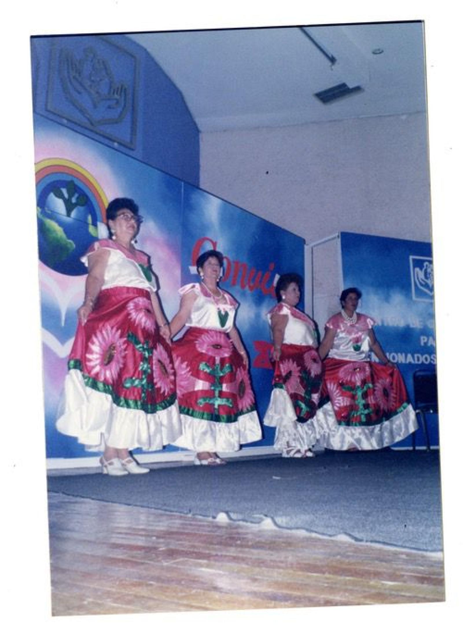 Mujeres portando el tradicional traje de la pitahaya.