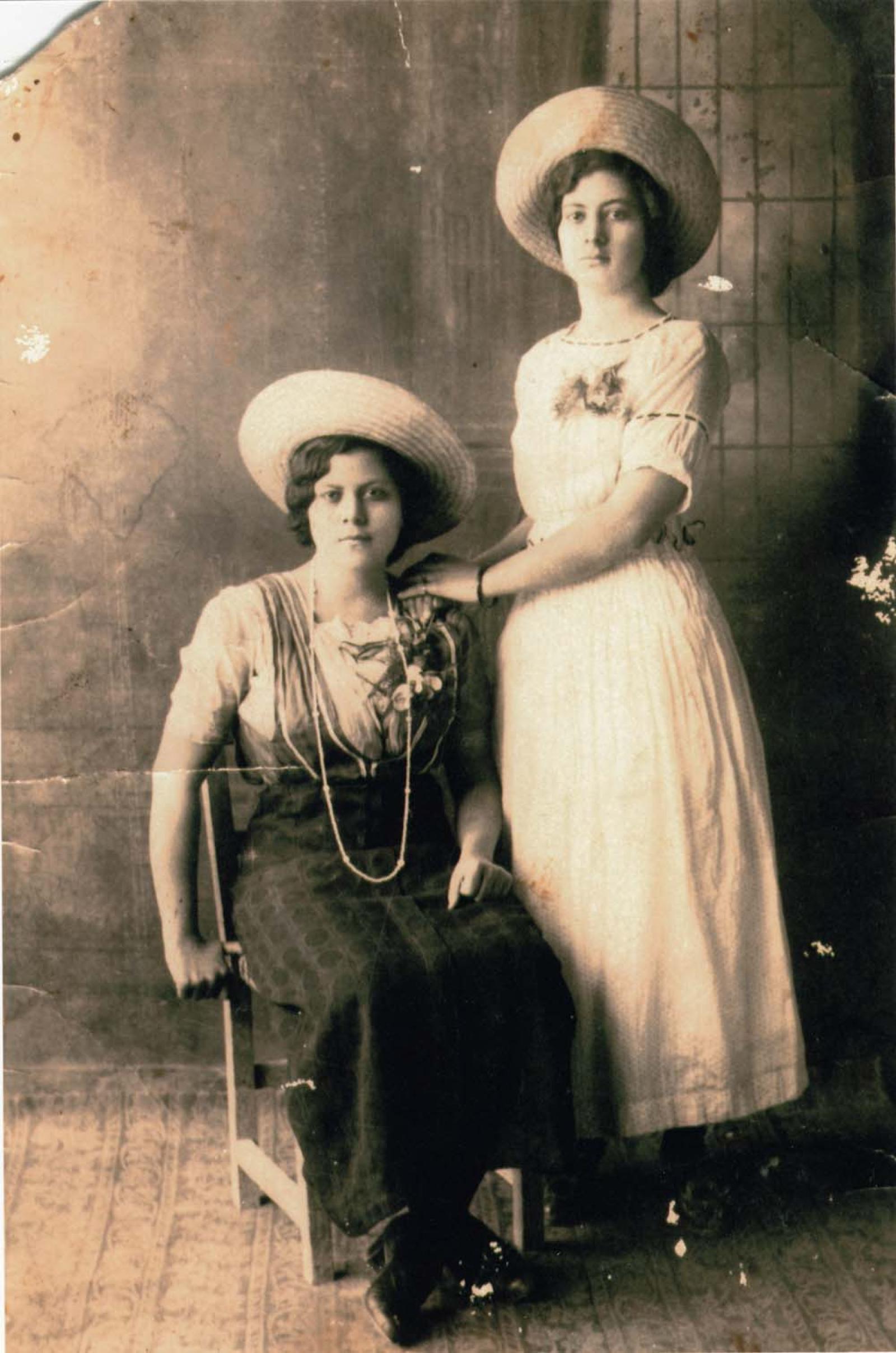Mujeres posan elegantes, retrato.