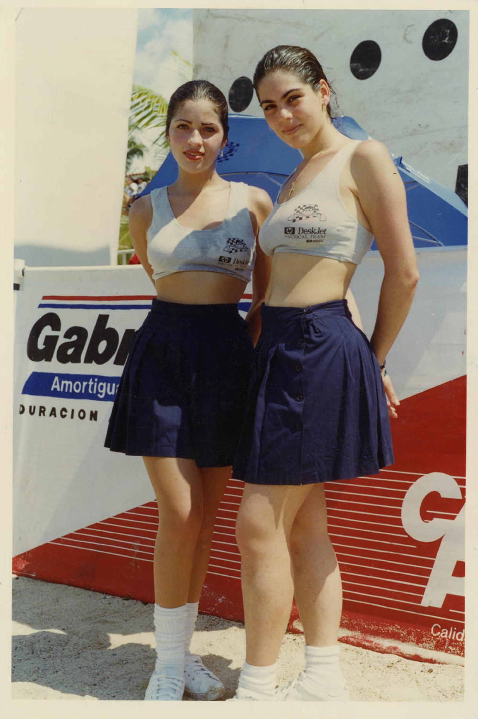 Mujeres posando para fotografía.