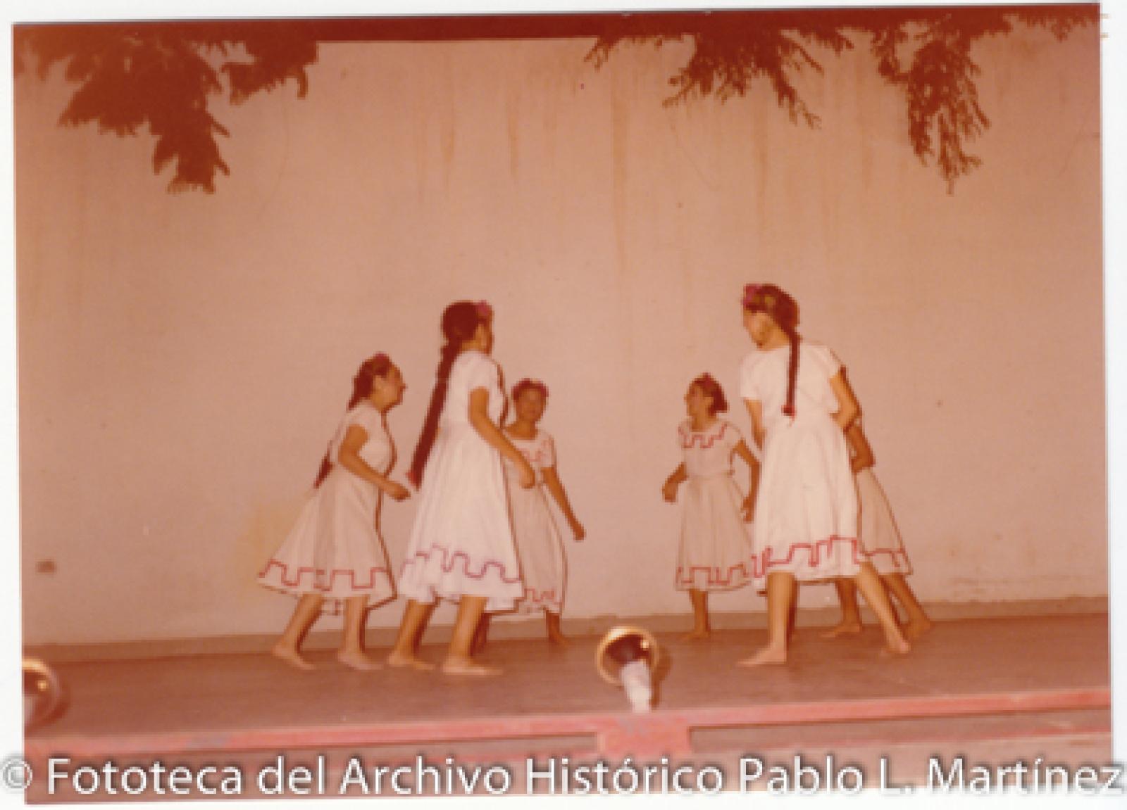 Mujeres que bailan descalzas.