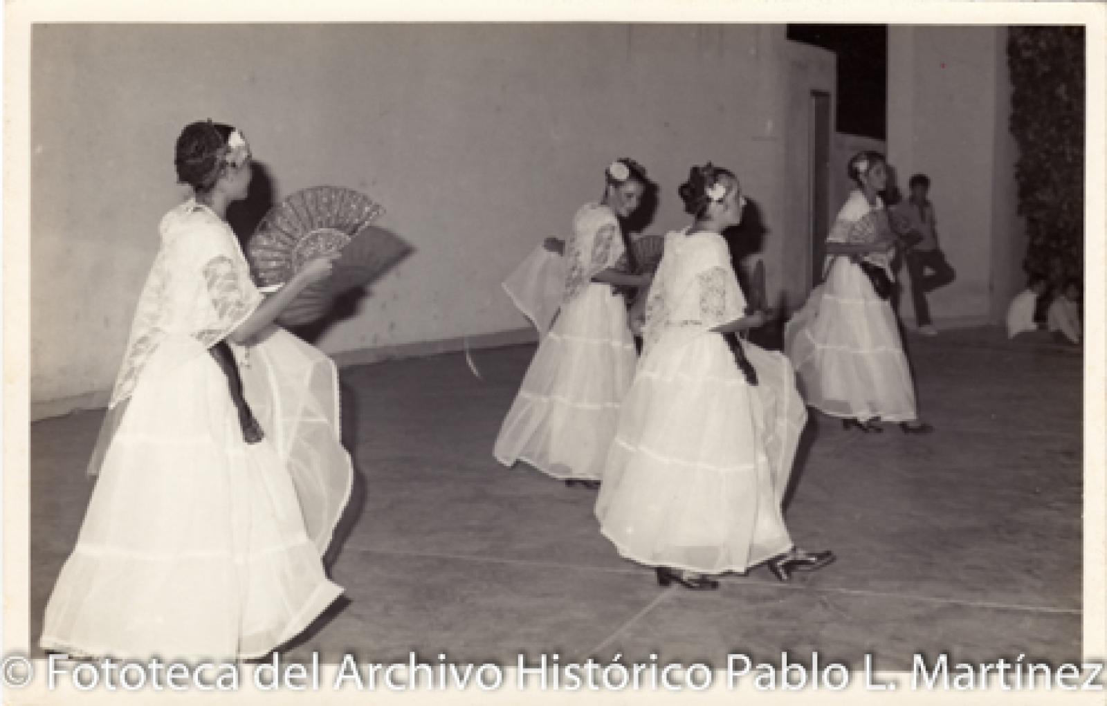 Mujeres que bailan en escenario.