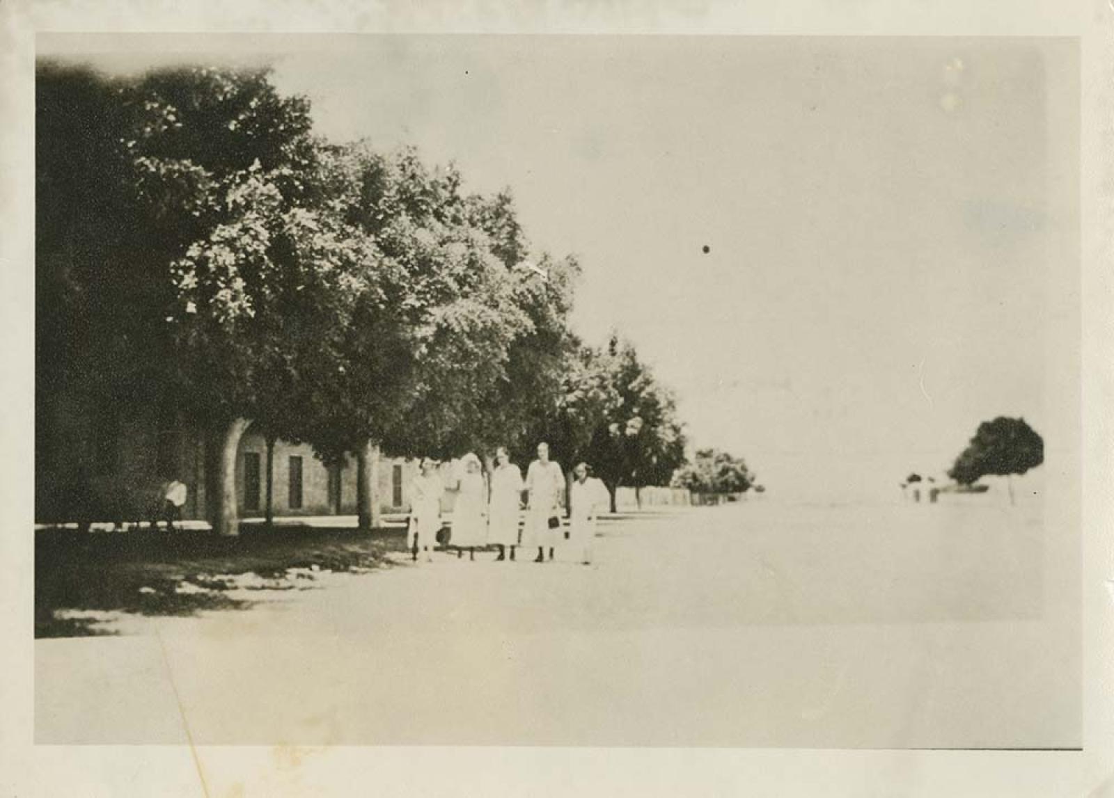 Mujeres que caminan por calle de La Paz.